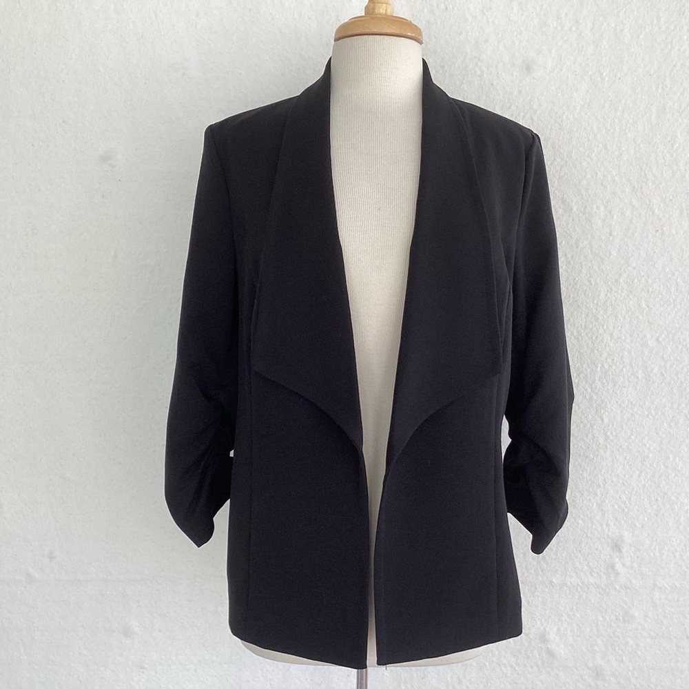 Premise Studio open front black stretch hip length blazer with ruched sleeves 12